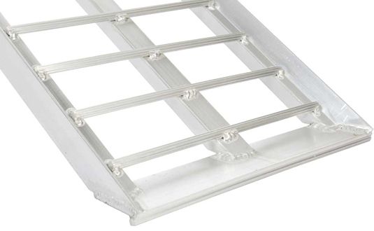 Serrated rungs for lightweight grip in all weather